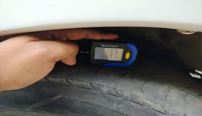 2015 Toyota Innova 2.5 G 8 STR, Diesel, Manual, 4,10,010 km, tyre