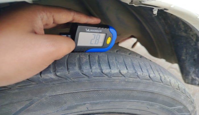 2015 Toyota Innova 2.5 G 8 STR, Diesel, Manual, 4,10,010 km, tyre