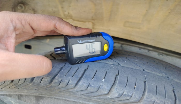 2015 Toyota Innova 2.5 G 8 STR, Diesel, Manual, 4,10,010 km, tyre