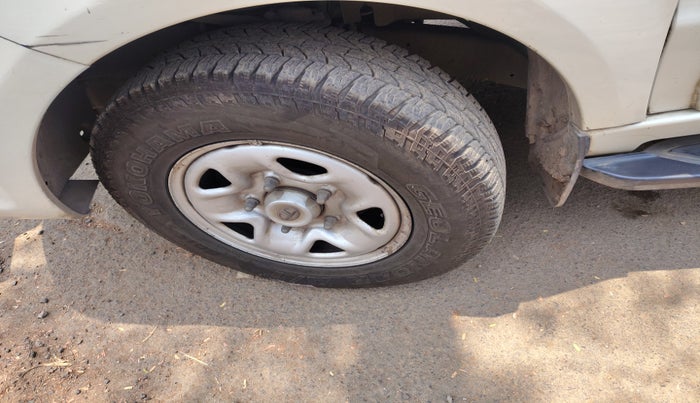 2013 Tata Safari Storme 2.2 EX 4X2, Diesel, Manual, 1,06,975 km, tyre