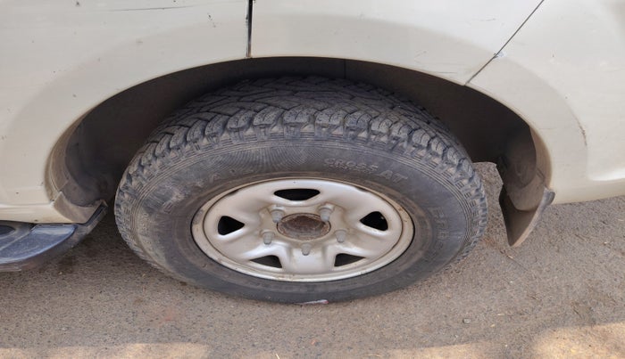 2013 Tata Safari Storme 2.2 EX 4X2, Diesel, Manual, 1,06,975 km, tyre