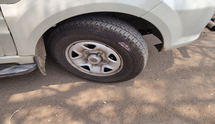 2013 Tata Safari Storme 2.2 EX 4X2, Diesel, Manual, 1,06,975 km, tyre