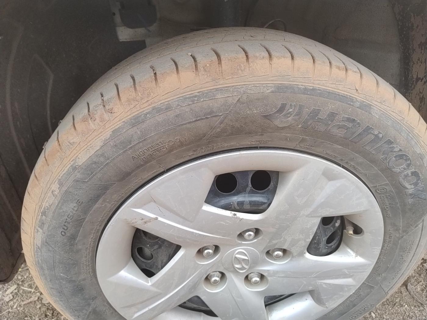 2020 Hyundai VENUE S 1.2, Petrol, Manual, 30,765 km, tyre