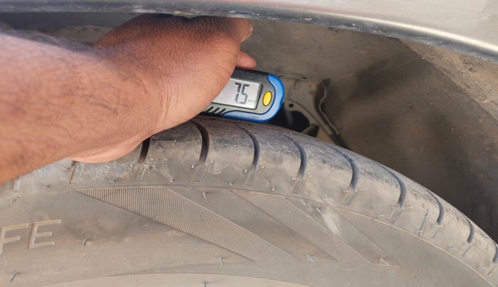 2015 Toyota Innova 2.5 ZX 7 STR, Diesel, Manual, 2,63,596 km, tyre