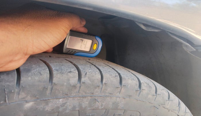 2015 Toyota Innova 2.5 ZX 7 STR, Diesel, Manual, 2,63,596 km, tyre