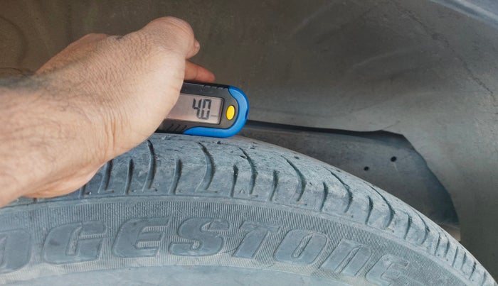 2015 Toyota Innova 2.5 ZX 7 STR, Diesel, Manual, 2,63,596 km, tyre