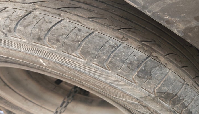 2015 Toyota Innova 2.5 ZX 7 STR, Diesel, Manual, 2,63,596 km, tyre