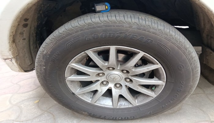 2014 Mitsubishi Pajero Sport 2.5 MT 4X4, Diesel, Manual, 3,30,261 km, tyre