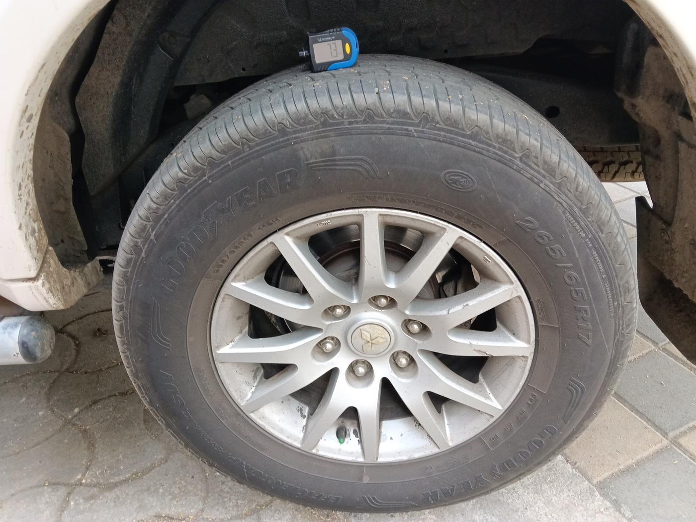 2014 Mitsubishi Pajero Sport 2.5 MT 4X4, Diesel, Manual, 3,30,261 km, tyre