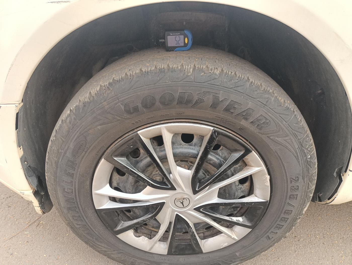 2017 Mahindra XUV500 W4, Diesel, Manual, 1,36,112 km, tyre