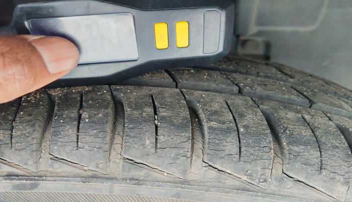 2019 Renault Kwid CLIMBER 1.0 AMT (O), Petrol, Automatic, 1,88,868 km, tyre