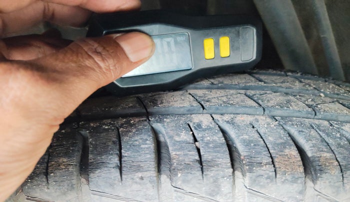 2019 Renault Kwid CLIMBER 1.0 AMT (O), Petrol, Automatic, 1,88,868 km, tyre