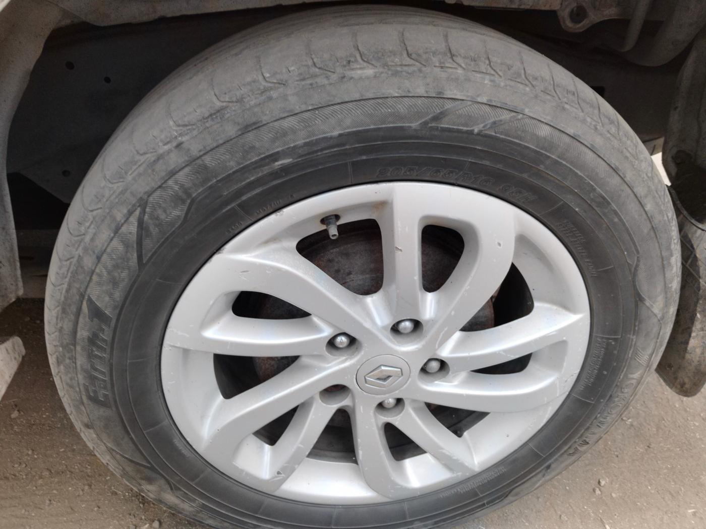 2012 Toyota Innova 2.5 GX 8 STR, Diesel, Manual, 2,78,283 km, tyre