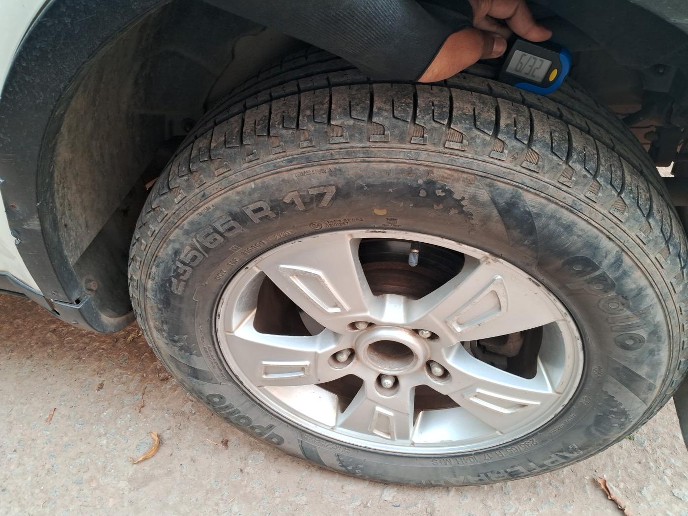 2012 Mahindra XUV500 W8, Diesel, Manual, 1,21,174 km, tyre