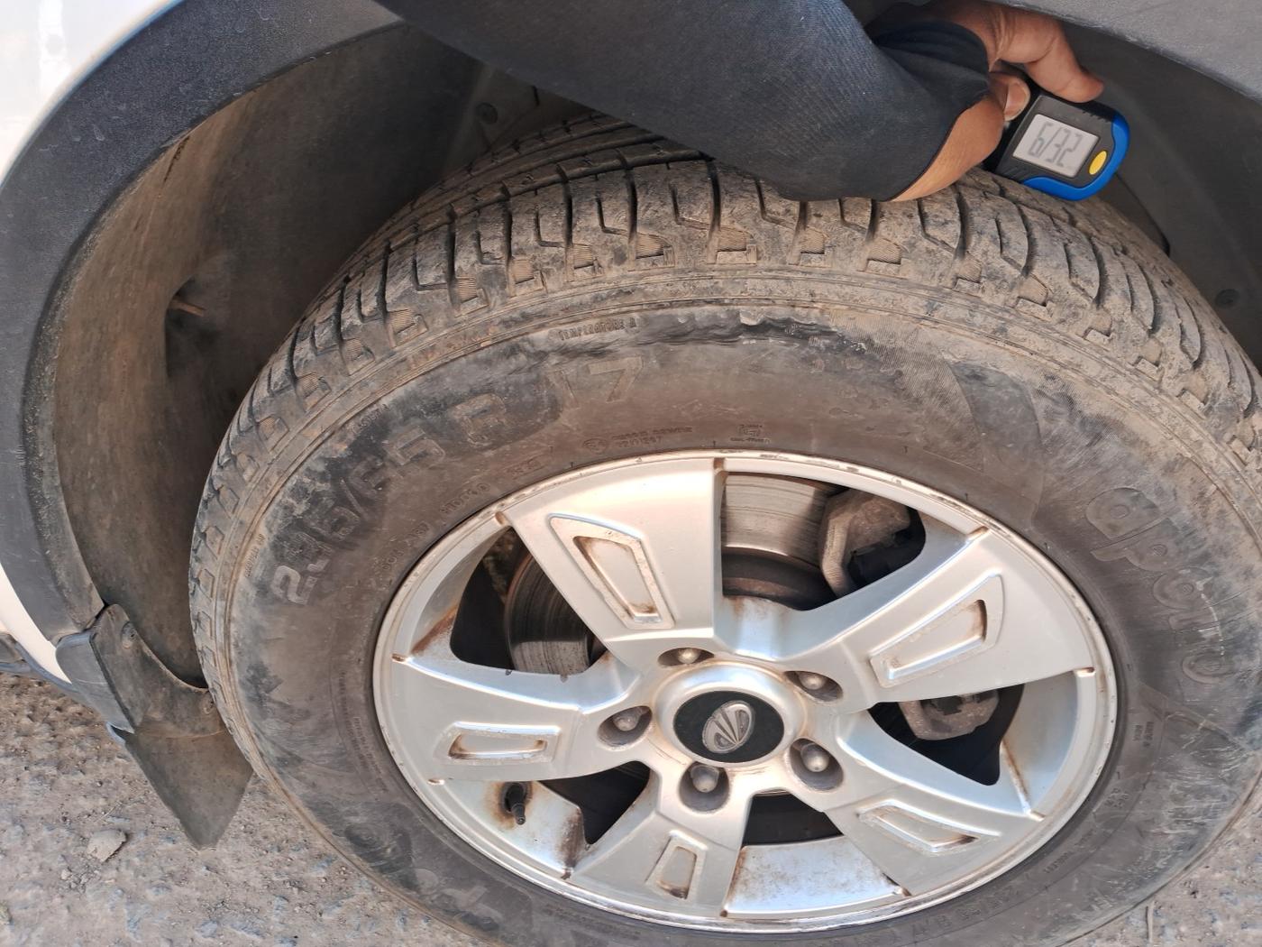2012 Mahindra XUV500 W8, Diesel, Manual, 1,21,174 km, tyre