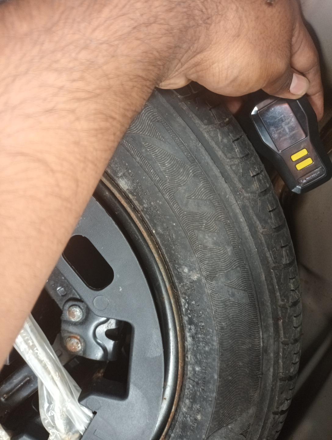 2017 Mahindra Kuv100 K8 6 STR, Petrol, Manual, 31,429 km, tyre