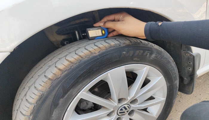 2015 Volkswagen Polo HIGHLINE1.5L, Diesel, Manual, 1,66,584 km, tyre