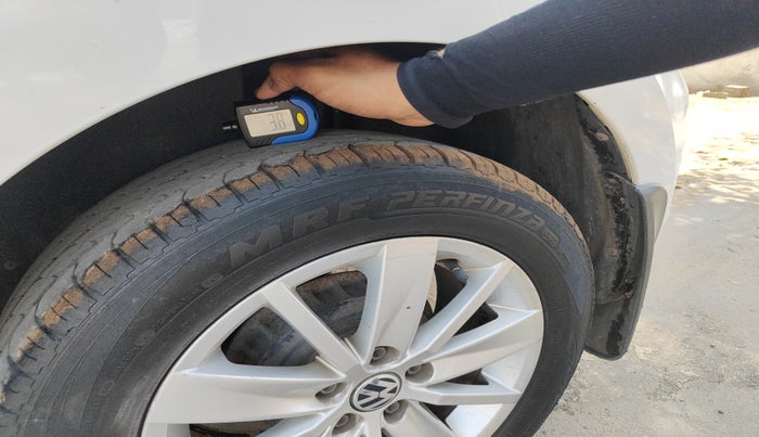 2015 Volkswagen Polo HIGHLINE1.5L, Diesel, Manual, 1,66,584 km, tyre