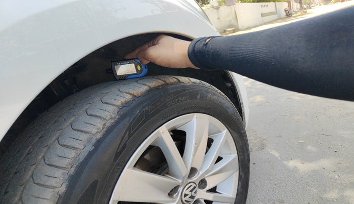 2015 Volkswagen Polo HIGHLINE1.5L, Diesel, Manual, 1,66,584 km, tyre