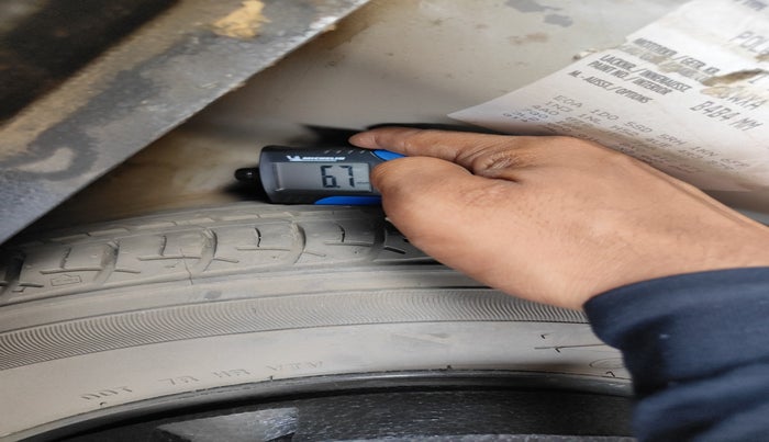 2015 Volkswagen Polo HIGHLINE1.5L, Diesel, Manual, 1,66,584 km, tyre