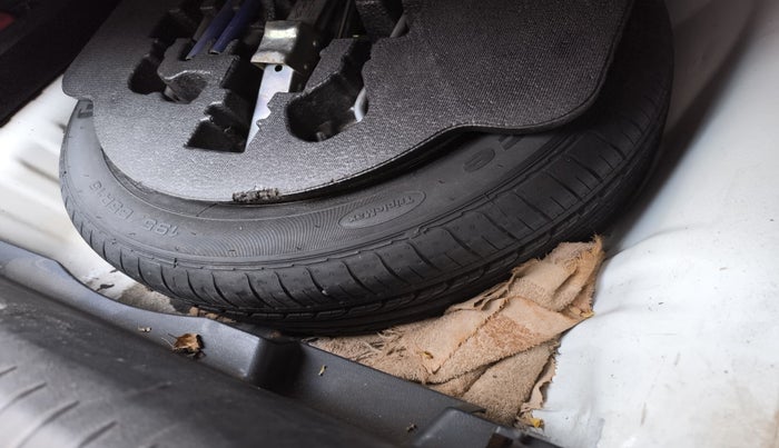 2011 Honda Civic 1.8L I-VTEC V MT, Petrol, Manual, 1,94,801 km, tyre