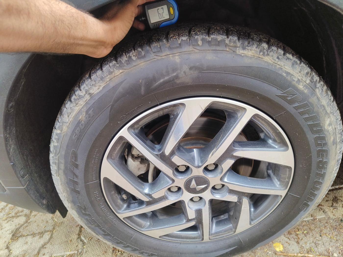 2022 Mahindra XUV300 W8 (O) 1.2 PETROL AMT, Petrol, Automatic, 45,585 km, tyre