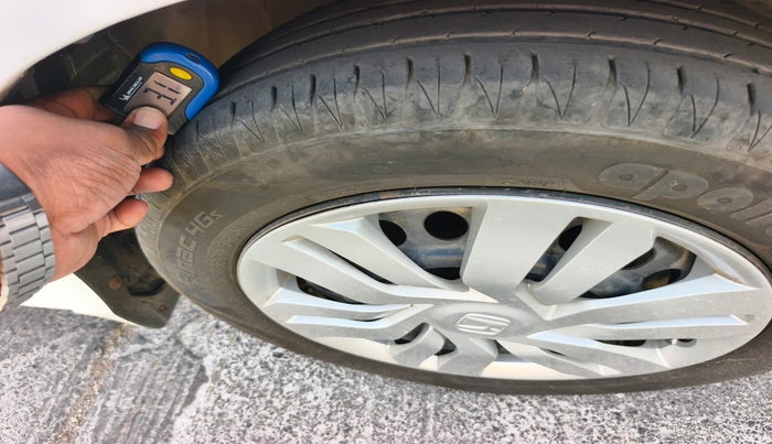 2016 Honda City 1.5L I-VTEC SV, Petrol, Manual, 2,01,479 km, tyre