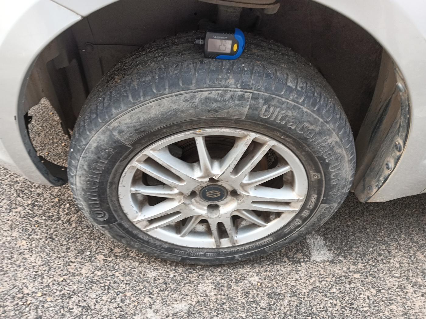 2011 Maruti Swift Dzire LXI, Petrol, Manual, 2,28,472 km, tyre