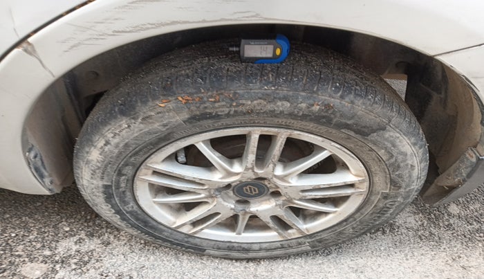 2011 Maruti Swift Dzire LXI, Petrol, Manual, 2,28,472 km, tyre