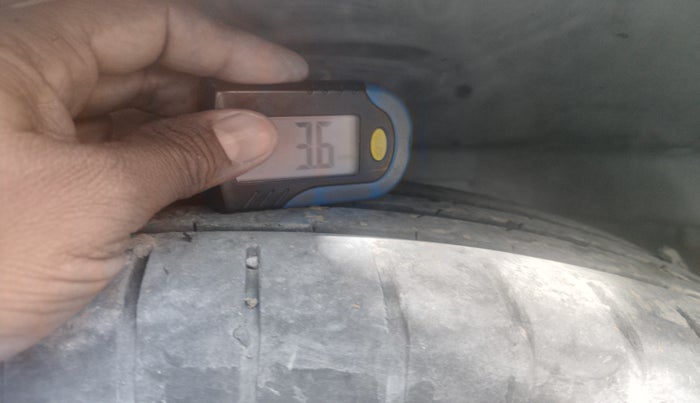 2011 Maruti Swift ZXI, Petrol, Manual, 1,15,007 km, tyre