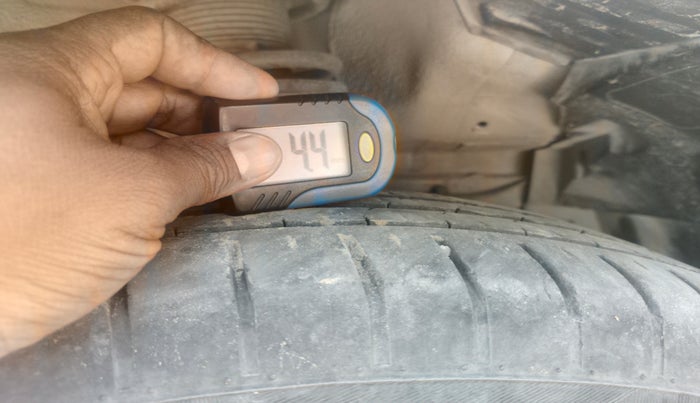 2011 Maruti Swift ZXI, Petrol, Manual, 1,15,007 km, tyre