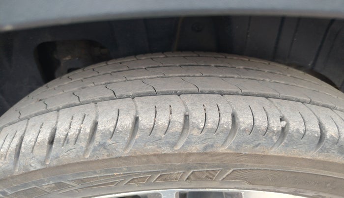 2021 Mahindra XUV300 W8 (O) 1.2 PETROL, Petrol, Manual, 21,000 km, tyre