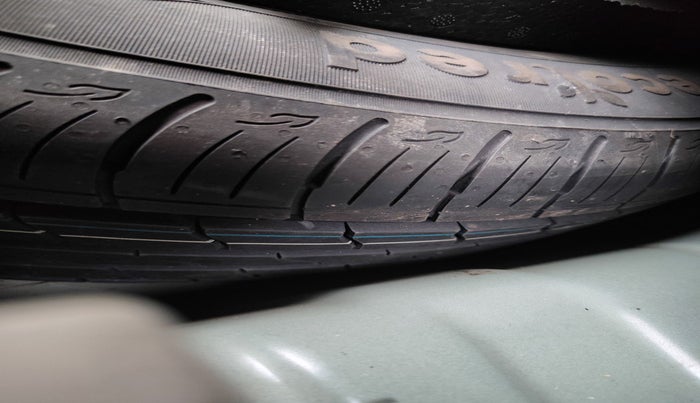 2021 Mahindra XUV300 W8 (O) 1.2 PETROL, Petrol, Manual, 21,000 km, tyre