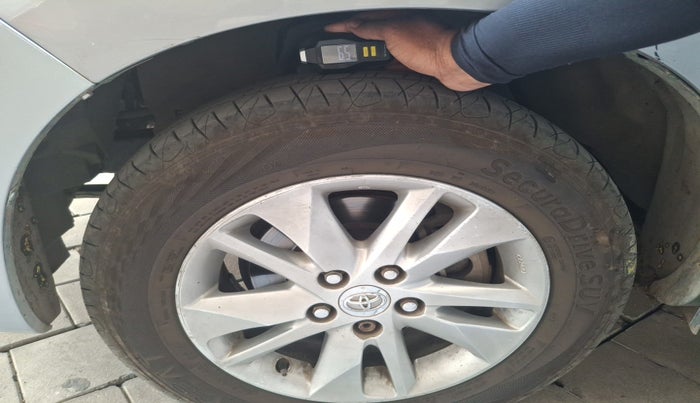 2017 Toyota Innova Crysta 2.4 G 7 STR, Diesel, Manual, 1,42,031 km, tyre