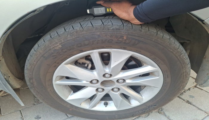 2017 Toyota Innova Crysta 2.4 G 7 STR, Diesel, Manual, 1,42,031 km, tyre