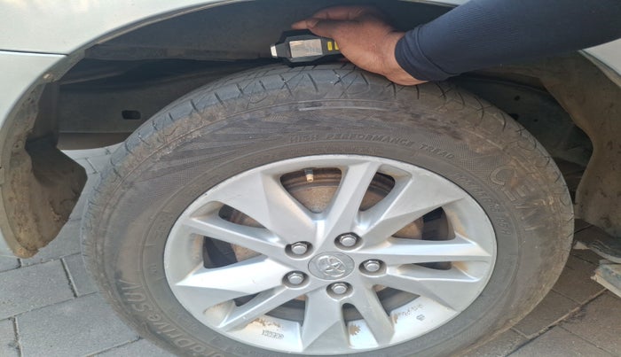 2017 Toyota Innova Crysta 2.4 G 7 STR, Diesel, Manual, 1,42,031 km, tyre