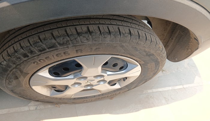 2022 Mahindra XUV300 W6 1.2 PETROL, Petrol, Manual, 8,097 km, tyre