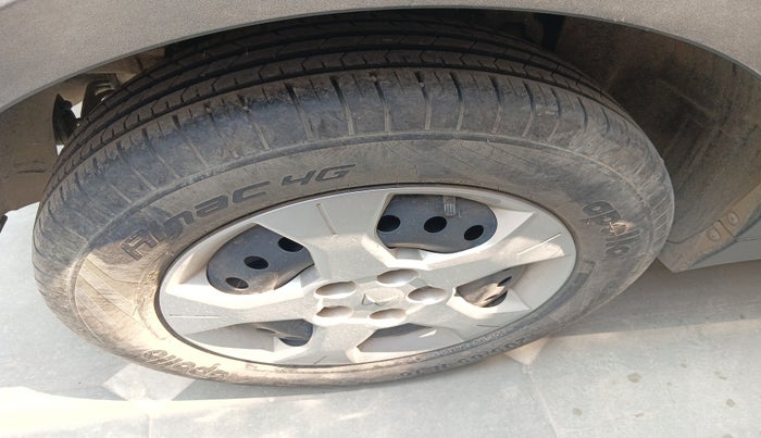 2022 Mahindra XUV300 W6 1.2 PETROL, Petrol, Manual, 8,097 km, tyre