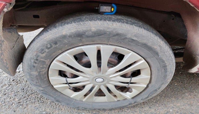 2006 Toyota Innova G4 2.5 8 STR, Diesel, Manual, 2,14,812 km, tyre