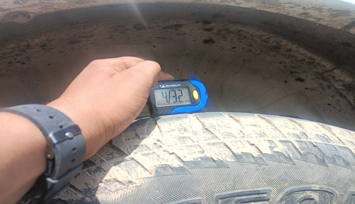 2011 Toyota Fortuner 3.0 4X2 MT, Diesel, Manual, 1,57,093 km, tyre