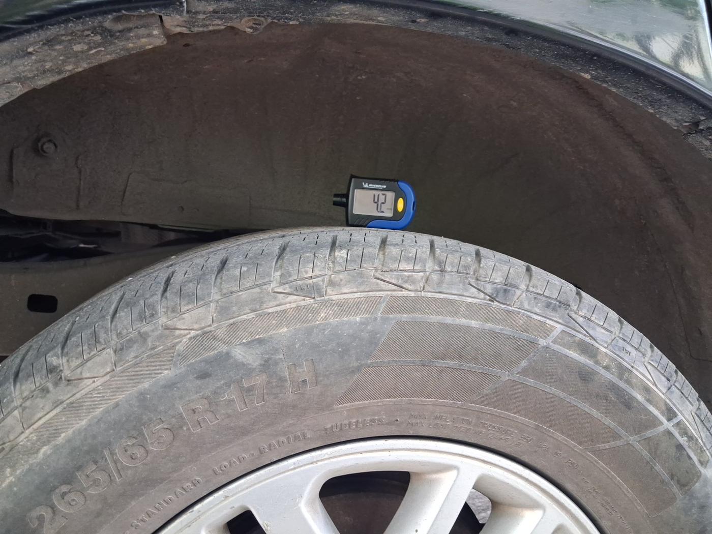 2012 Toyota Fortuner 3.0 4X2 AT, Diesel, Automatic, 3,34,861 km, tyre
