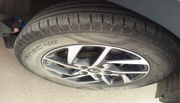 2023 Mahindra XUV300 W8 (O) 1.2 PETROL AMT, Petrol, Automatic, 13,071 km, tyre