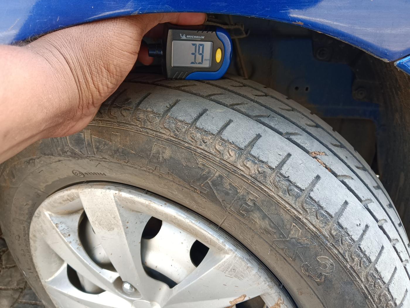 2018 Hyundai Eon ERA +, Petrol, Manual, 1,02,577 km, tyre