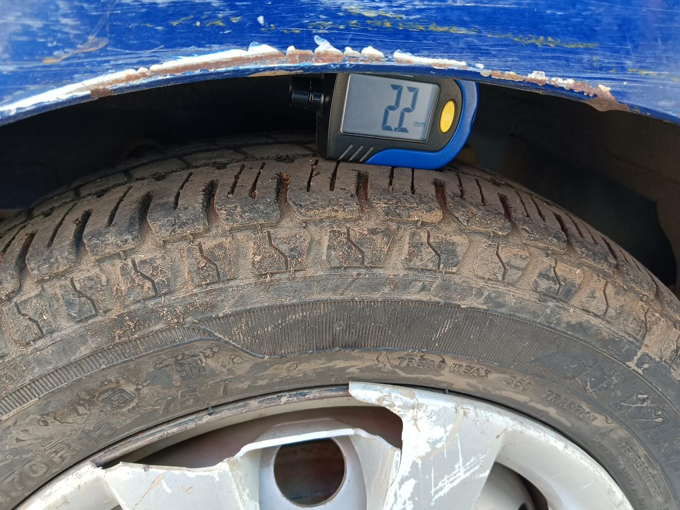 2018 Hyundai Eon ERA +, Petrol, Manual, 1,02,577 km, tyre