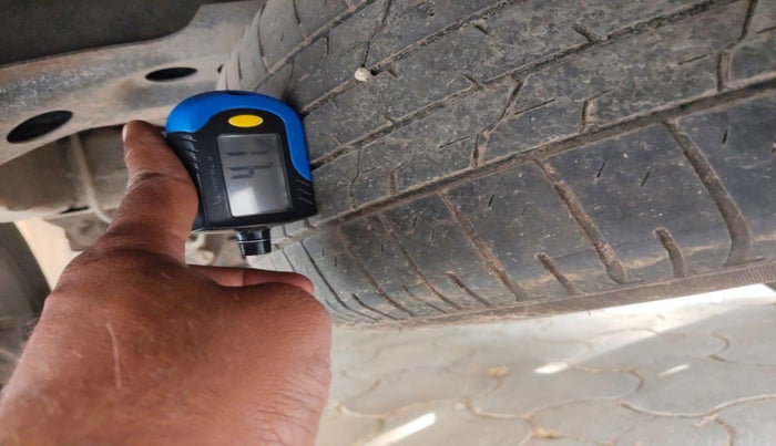 2008 Toyota Innova V 2.5 7 STR, Diesel, Manual, 2,64,605 km, tyre