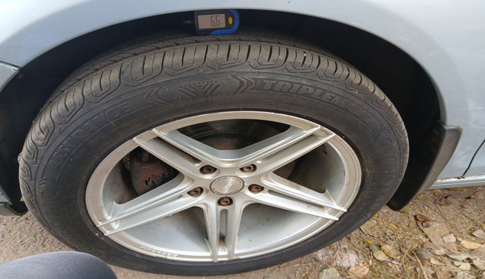 2011 Volkswagen Jetta TRENDLINE 2.0L TDI, Diesel, Manual, 1,21,127 km, tyre