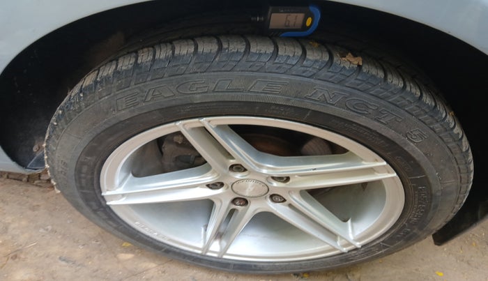 2011 Volkswagen Jetta TRENDLINE 2.0L TDI, Diesel, Manual, 1,21,127 km, tyre