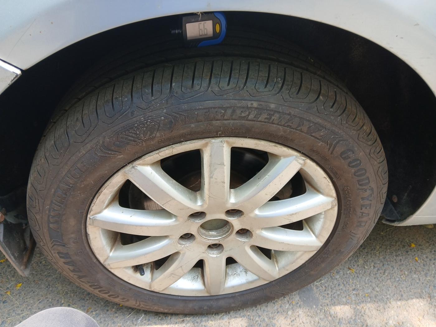 2011 Volkswagen Jetta TRENDLINE 2.0L TDI, Diesel, Manual, 1,21,127 km, tyre
