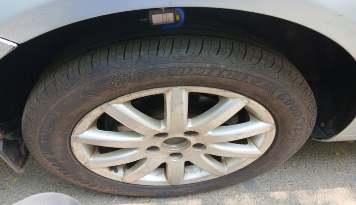 2011 Volkswagen Jetta TRENDLINE 2.0L TDI, Diesel, Manual, 1,21,127 km, tyre