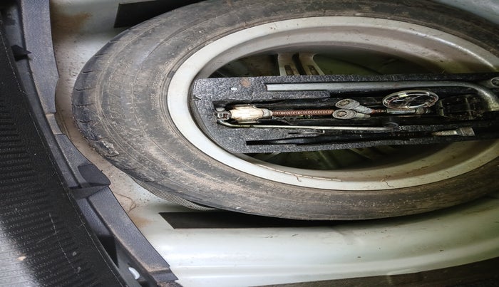 2011 Volkswagen Jetta TRENDLINE 2.0L TDI, Diesel, Manual, 1,21,127 km, tyre